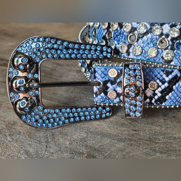 NWT Blue Snake Print Rhinestone Studded Belt With Skull Conchos - Picture 2 of 5